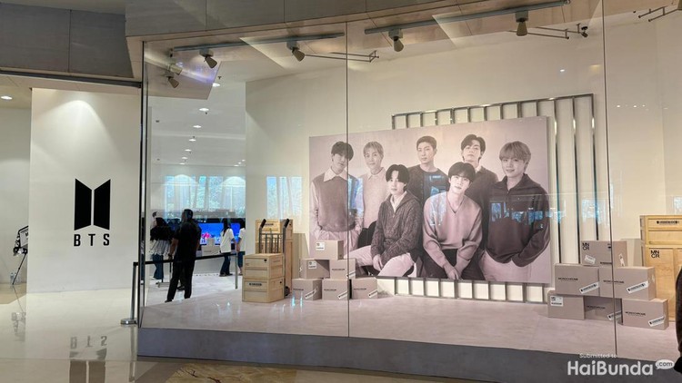 BTS Pop Up: MONOCHROME