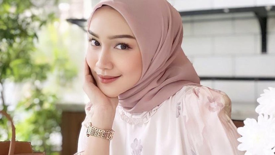 Gaya Modis Melody Prima Saat Minum Es kopi dan Makan Pizza
