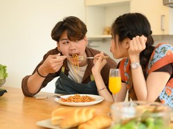 Apakah Boleh Suami Istri Muslim Makan Sepiring Berdua?