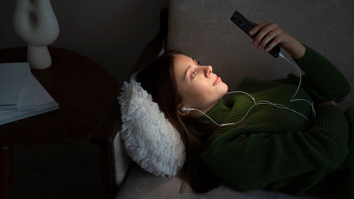 Ilustrasi berbaring sambil mendengarkan musik/Foto: Freepik.com/Freepik