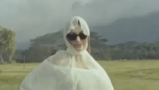 7 Potret Pilihan Outfit Hailey Bieber saat Hamil Anak Pertama, Stylish Abis Bun