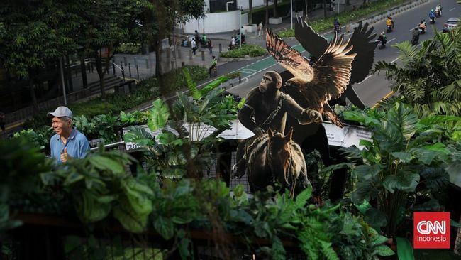 FOTO: Menembus 'Hutan Belantara' di JPO Phinisi Sudirman