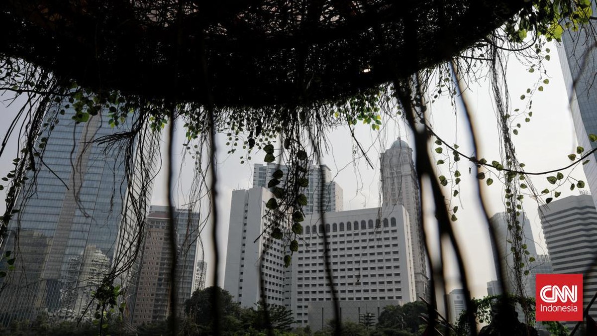 FOTO: Menembus 'Hutan Belantara' di JPO Phinisi Sudirman