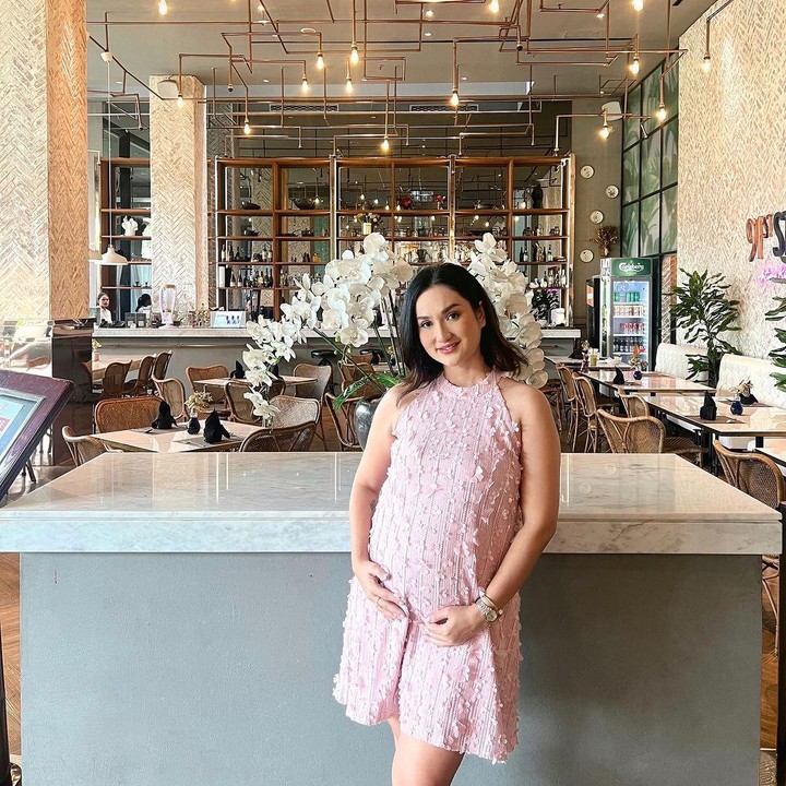 <p>Meski sedang melalui cobaan yang berat, Bunda yang satu ini justru semakin semangat menjalani kehamilannya. Ia yakin bahwa anak di kandungannya akan lahir sebagai anak yang kuat. (Foto: Instagram: @tengkudewiputri_tdp)</p>