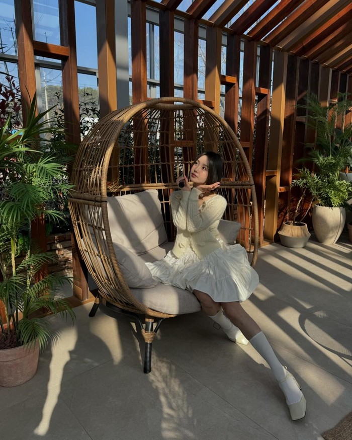 Nam Gyuri memamerkan pakaian cantik yang dipadukan dengan 'rok can-can' dan kardigan berwarna kuning mentega. Ia menambahkan kaus kaki putih hingga mata kaki dan sepatu bertali yang membuat penampilannya lebih girly./ Foto: Elle Korea