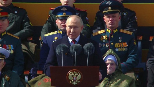Putin Ingatkan Jangan Paksa Rusia Pakai Bom Nuklir soal Ukraina Presiden Rusia Vladimir Putin buka suara soal potensi eskalasi nuklir imbas perang di Ukraina, Minggu (5/5).