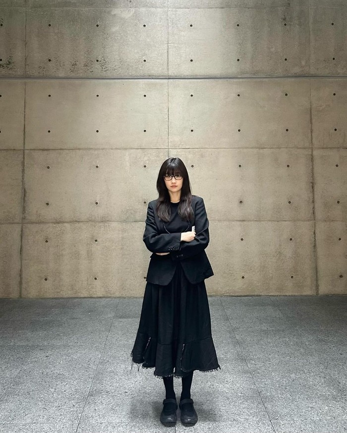 Park So Dam tampil geek chic yang elegan dengan outfit serba hitam dalam perpaduan blazer klasik, kacamata, sepatu Mary Jane, dan 'rok can-can' yang membuat penampilannya memberikan sentuhan unik./ Foto: Elle Korea