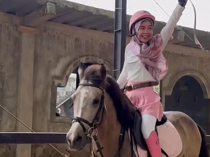 5 Potret Ria Ricis Usai Cerai dari Teuku Ryan, Caption saat Berkuda Memanah Bikin Salfok