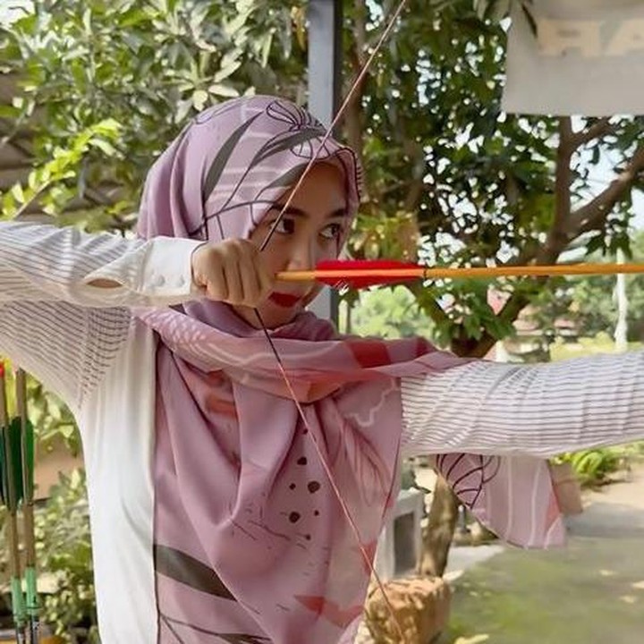 <p>Ricis membagikan aktivitas terbarunya kala berkuda sambil memanah. Ricis terlihat begitu serius menjalani hobi barunya ini. (Foto: Instagram @riaricis1795)</p>