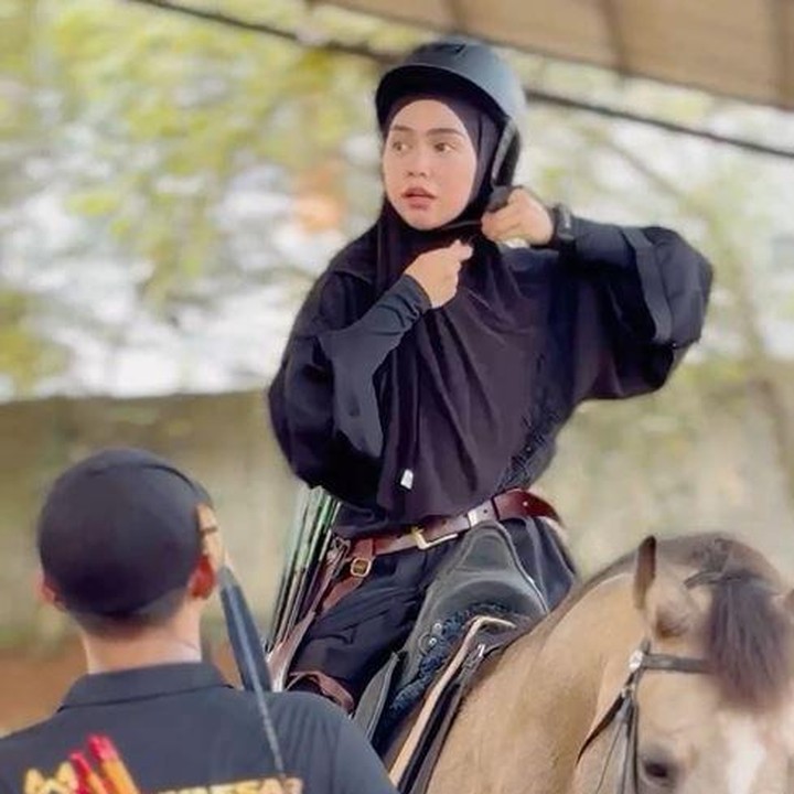 <p>Ria Ricis telah resmi bercerai dari Teuku Ryan. Perempuan yang akrab disapa Ricis ini juga semakin menyibukkan diri dengan melakukan aktivitas berkuda, Bunda. (Foto: Instagram @riaricis1795)</p>