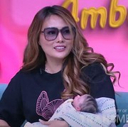 Perempuan Ini Koleksi Boneka Bayi Seharga Rp6 Juta dan Punya Babysitter, Ini Kisahnya