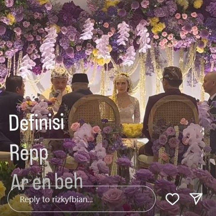 <p>Dalam unggahan di Instagram Stories, Rizky Febian membagikan ulang video yang diambil kerabatnya. Di video ini, Rizky Febian mengucapkan ijab kabul dengan lantang dan lancar di depan penghulu serta saksi nikah. Sementara itu, Mahalini tampak duduk di sebelah pria pujaannya itu, Bunda. (Foto: Instagram @rizkyfbian)</p>