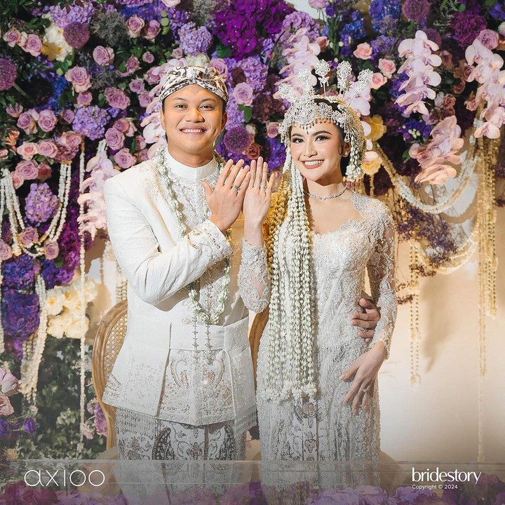 <p>Prosesi akad nikah Rizky Febian dan Mahalini mengusung adat Sunda. Pasangan yang telah resmi menikah ini terlihat mengenakan pakaian adat Sunda lengkap bernuansa putih. (Foto: Instagram @rizkyfbian/@mahaliniraharja/@axioo)</p>