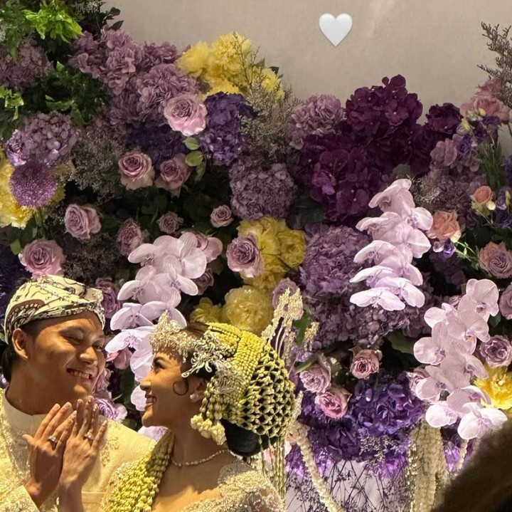<p>Di acara akad nikah ini, tampak hadir juga sahabat-sahabat dekat Mahalini yang menjadi <em>bridesmaid</em>, seperti Ziva Magnolya, Tiara Andini, dan Keisya Levronka. Ziva secara khusus membagikan momen akad nikah sahabatnya ini di media sosial. (Foto: Instagram @zivamagnolya)</p>
