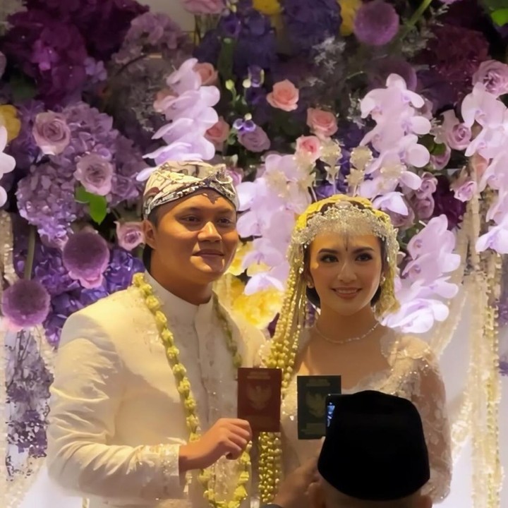 <p>Pernikahan menjadi awal dari perjalanan baru bagi Rizky Febian dan Mahalini. Sebelum menikah, keduanya telah menjalin hubungan asmara selama lebih dari dua tahun, Bunda. Kita doakan semoga pernikahan pasangan ini langgeng ya! Selamat menempuh hidup baru Rizky dan Mahalini. (Foto: Instagram @rizkyfbian)</p>