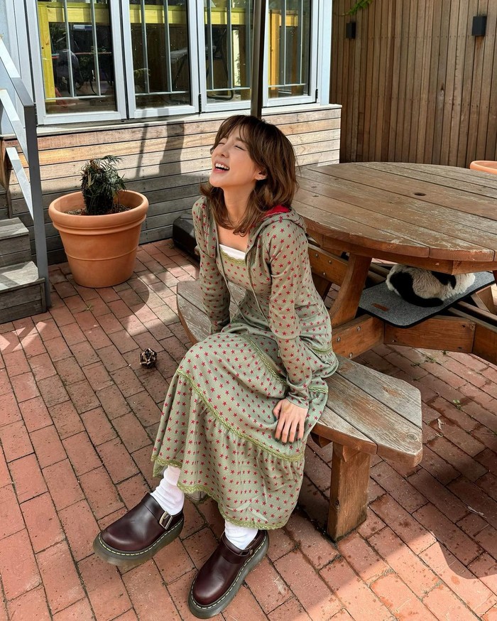 Sandara Park mencuri perhatian dengan outfit uniknya yang mengenakan hoodie hijau dan 'rok can-can' sepanjang mata kaki. Penampilannya mengingatkan kita pada gadis Amish dalam suasana pastoral yang menonjolkan kesan cottage./ Foto: Elle Korea