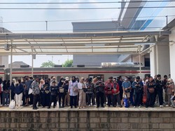 Ragam Cerita Warga Berpindah Kereta di Manggarai Saat Long Weekend