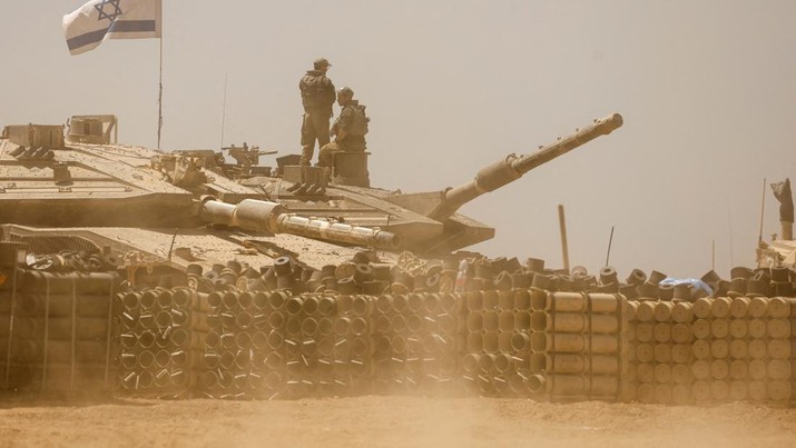 Tentara Israel mengoperasikan kendaraan militer, di tengah konflik yang sedang berlangsung antara Israel dan kelompok Islam Palestina Hamas, dekat Perbatasan Israel-Gaza, di Israel selatan, 9 Mei 2024. (REUTERS/Amir Cohen)