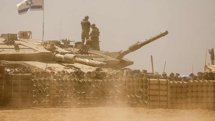 Tentara Israel mengoperasikan kendaraan militer, di tengah konflik yang sedang berlangsung antara Israel dan kelompok Islam Palestina Hamas, dekat Perbatasan Israel-Gaza, di Israel selatan, 9 Mei 2024. Tentara Israel mengoperasikan kendaraan militer, di tengah konflik yang sedang berlangsung antara Israel dan kelompok Islam Palestina Hamas, dekat Perbatasan Israel-Gaza, di Israel selatan, 9 Mei 2024. (REUTERS/Amir Cohen)
