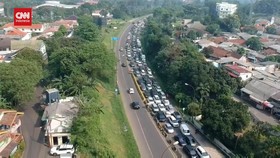 VIDEO: Gambar Udara Kemacetan Jalur Puncak Capai 2 Kilometer