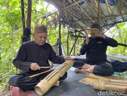 Asa Abah Mudrikah Lestarikan Kesenian Sunda di Situ Gunung Sukabumi