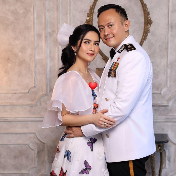 <p>Kadek Devie menikah dengan perwira polisi bernama Dewa Yoga pada tahun 2015 usai berpacaran selama 6 tahun. Wanita yang juga dijuluki sebagai Ratu FTV ini kerap tampil sederhana bersama suami dan kedua anaknya. "Segala perjuangan suka dan duka telah kita lalui, aku hanya ingin mengucapkan terima kasih karena sudah setia bersamaku. Harapan akan selamanya dan tidak pernah berakhir," ungkap Kadek Devie kala merayakan ulang tahun pernikahan yang ke-8. (Foto: Instagram: @kddevie)<br /><br /><br /></p>