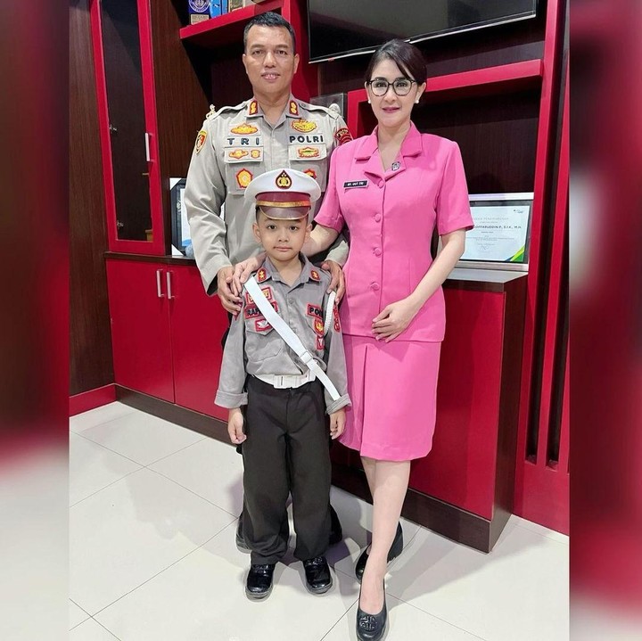 <p>Uut Permatasari menikah dengan Perwira Polisi Tri Goffarudin Pulungan pada tahun 2015. Kini, suami Uut tengah bertugas di Bali dan mereka memutuskan untuk nge-kost di belakang Polda. "Kita dari Makassar pindah ke Bali itu kita belum mendapat asrama. Jadi kita ngekos. Karena suami saya bilang 'kita ngekos ya'. Kosan-nya itu kebetulan di belakang Polda. Jadi alhamdulillah suami saya kalau mau berangkat kerja ya jalan kaki," ungkapnya, menilik dari kanal YouTube Insertlive.Foto: Instagram: @uutpeermatasari<br /><br /><br /></p>