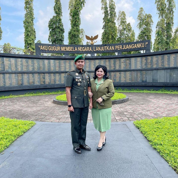 <p>Penyanyi ternama Joy Tobing dipersunting oleh seorang perwira TNI Angkatan Darat Kolonel Cahyo Permono pada 25 September 2021. Meski telah menjadi Ibu Bhayangkari, Joy Tobing selalu tampil sederhana dan terlihat harmonis dengan anak-anak sambungnya. "Mari kita bangkit bersama, berjuang dengan semangat yang kuat demi Bangsa yang kita cintai ini, serta teruslah menjadi berkat bagi banyak umat, Ameen," tutur Joy. (Foto: Instagram: @joydestinytobing)<br /><br /><br /></p>
