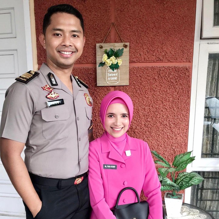 <p>Artis kolosal, Diyanah Ulfah, menikah dengan seorang polisi bernama Robby pada tahun 2019, Bunda. Di tahun 2020, sang suami pun diangkat menjadi seorang AKP. "Bismillahirrohmanirrohim... Alhamdulillah. Selamat sayang atas kenaikan pangkat setingkat lebih tinggi menjadi Ajun Komisaris Polisi (AKP). Semoga berkah & amanah," tuturnya. (Foto: Instagram: @diyanahdiul)<br /><br /><br /></p>