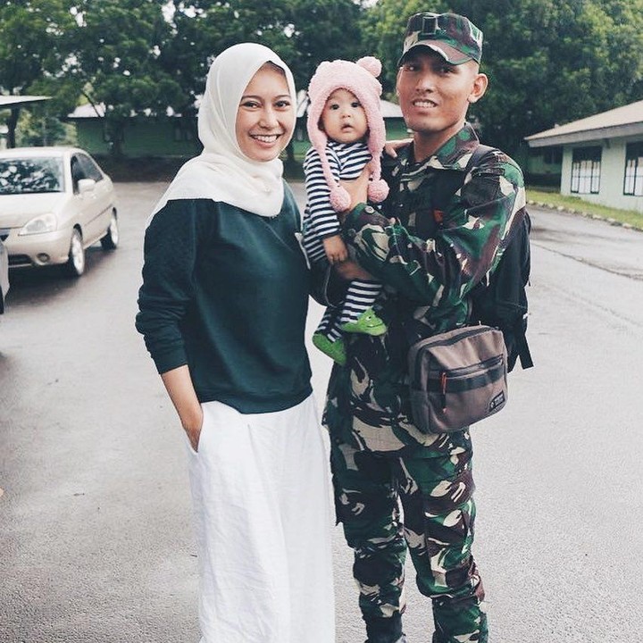 <p>Artis Jian Batari memutuskan untuk menikah dengan Muhammad Harry Dany Syahputra. Setelah menikah dengan pria yang juga menjabat sebagai Tentara Perdamaian PBB ini, Jian pun dikaruniai tiga orang anak, Bunda. (Foto: Instagram: @jianbatari)<br /><br /><br /></p>
