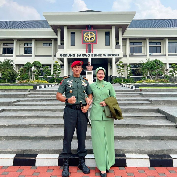 <p>Juliana Moechtar menikah dengan Letkol Inf. Nur Wahyudi pada tahun 2022. Belum lama ini, sang suami baru saja diangkat menjadi Komandan Satuan 81 Kopassus. <em>"Alhamdulillah</em> ya Allah. KOMANDO!!!" tutur Juliana pada laman Instagram-nya dengan emotikon hati dan api. (Foto: Instagram: @julianamoechtar)</p>