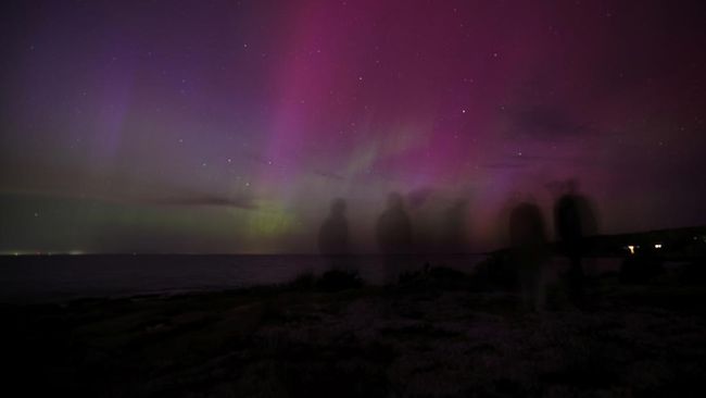 Aurora adalah fenomena alam berupa pancaran cahaya warna-warni yang terang di langit. Penasaran, kenapa aurora berwarna-warni?