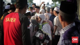 FOTO: Calon Jemaah Haji Kloter Perdana Masuk Asrama Pondok Gede