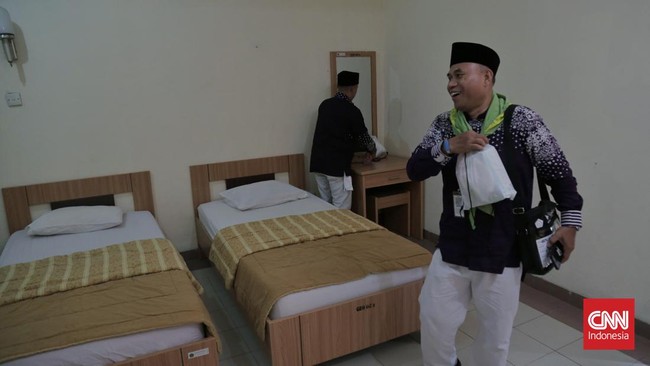 FOTO: Calon Jemaah Haji Kloter Perdana Masuk Asrama Pondok Gede