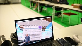 FOTO: Mahasiswa Hong Kong Belajar Langsung ke Einstein Pakai AI