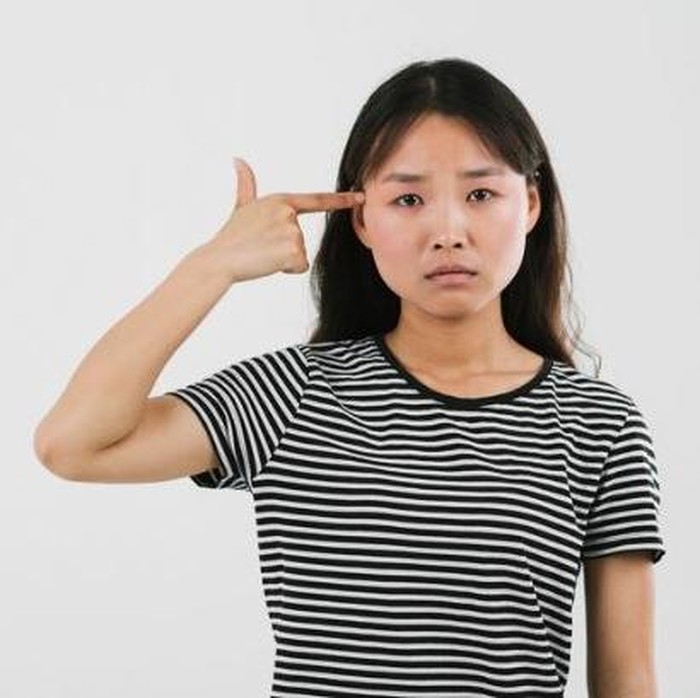 Membicarakan kelemahan yang belum terselesaikan dapat membuatmu terlihat kurang percaya diri, atau mengundang nasihat dan manipulasi yang tidak diminta. Jika kamu memang ingin membicarakan masalah tersebut, sebaiknya kamu hanya menceritakan pada orang yang benar-benar dekat dan terpercaya.