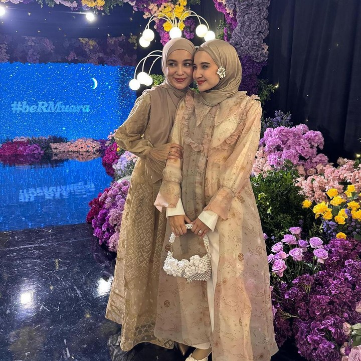 <p>Zaskia dan Shireen Sungkar menghadiri pernikahan Rizky Febian dan Mahalini, lho. Keduanya terlihat cantik mengenakan dress dengan warna earth tone. "<em>#bermuara</em> semoga Allah jaga bahagia dunia akhirat," papar Zaskia Sungkar serya mengunggah potretnya di acara tersebut. (Foto: Instagram: @zaskiasungkar15)</p>