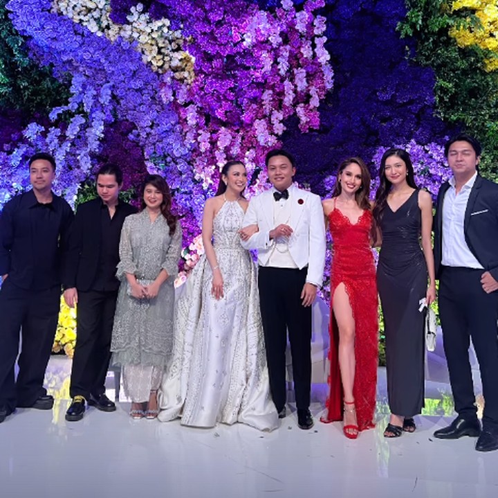 <p>Tissa Biani juga hadir bersama sang kekasih, Dul Djaenali. Ia terlihat cantik mengenakan dress warna silver dan rok warna senada. Sementara itu, Dul terlihat tampan dengan setelan serba hitam. "Happy wedding @rizkyfbian @mahaliniraharja," tutur Tissa seraya mengunggah potret bersama rekan-rekan artis lainnya. (Foto: Instagram: @tissabiani)</p>