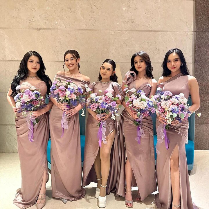 <p>Aaliyah Massaid menghadiri pernikahan Rizky Febian dan Mahalini sebagai seorang bridesmaid, Bunda. Tidak sendirian, Aaliyah turut ditemani oleh bridesmaid lainnya yakni Tiara Andini, Ziva Magnolia, Keisya Levronka, dan Lyodra. "Di hari yang special untuk <em>@mahaliniraharja & @rizkyfbian #beRMuara samawa love birds</em>," tulis Aaliyah. (Foto: Instagram: @aaliyah.massaid)</p>