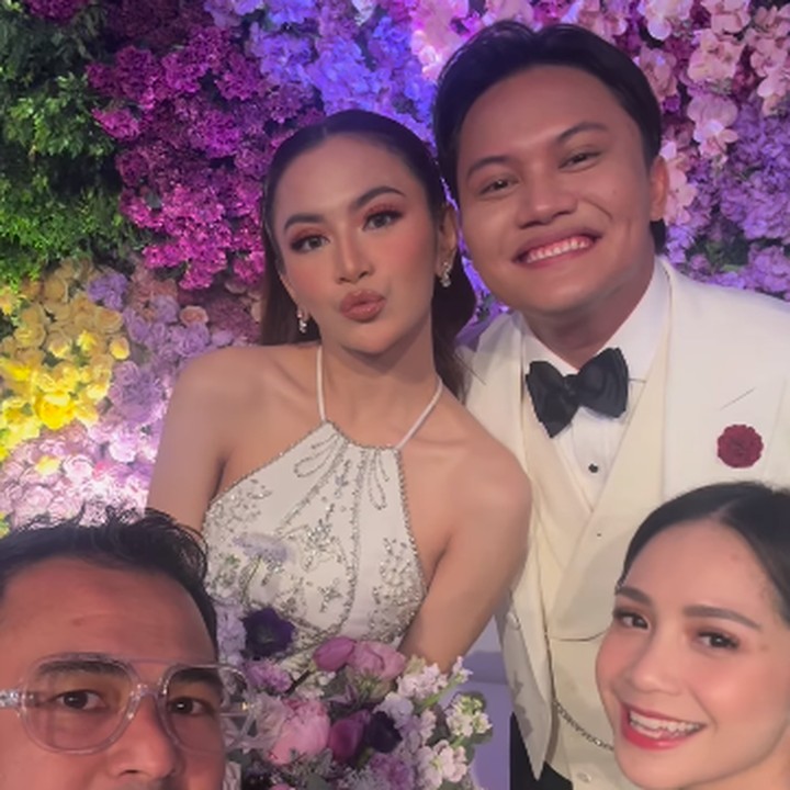 <p>Presenter ternama Raffi Ahmad turut mengajak sang istri, Nagita Slavina, untuk hadir ke acara pernikahan Rizky Febian dan Mahalini, Bunda. Tidak hanya bertemu dengan kedua mempelai, Raffi juga ikut mengucapkan selamat kepada sang sahabat, Sule. "<em>Alhamdulillah</em>. Selamat berbahagia. Pesan dari aku, Iky harus menjaga istrinya karena 'MAHAL'- ini. Mahalini harus menjaga suaminya karena dia adalah sebuah 'RIZKI' dari Allah. Rizky dan Mahalini, Bahagia selalu ya," tulis Raffi Ahmad pada akun Instagram-nya. (Foto: Instagram: @raffinagita1717)</p>