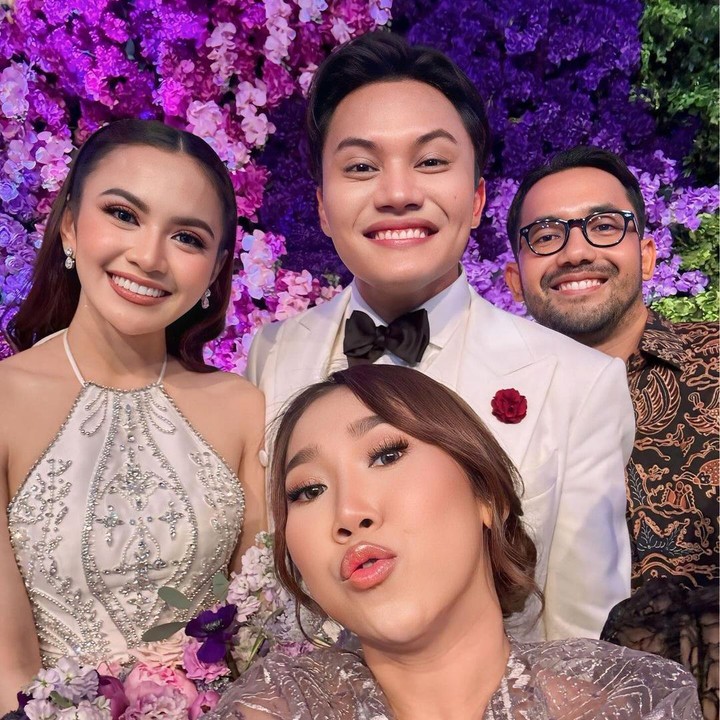 <p>Komedia Kiky Saputri juga menyempatkan waktu untuk hadir di acara pernikahan sang sahabat nih, Bunda. Tidak sendirian, Kiky terlihat ditemani sang suami, Khairi. "Semoga selalu sehat, kuat, dan bahagia mengaruhi biduk rumah tangga," tulis Kiky dengan emotikon hati. (Foto: Instagram: @kikysaputrii)</p>