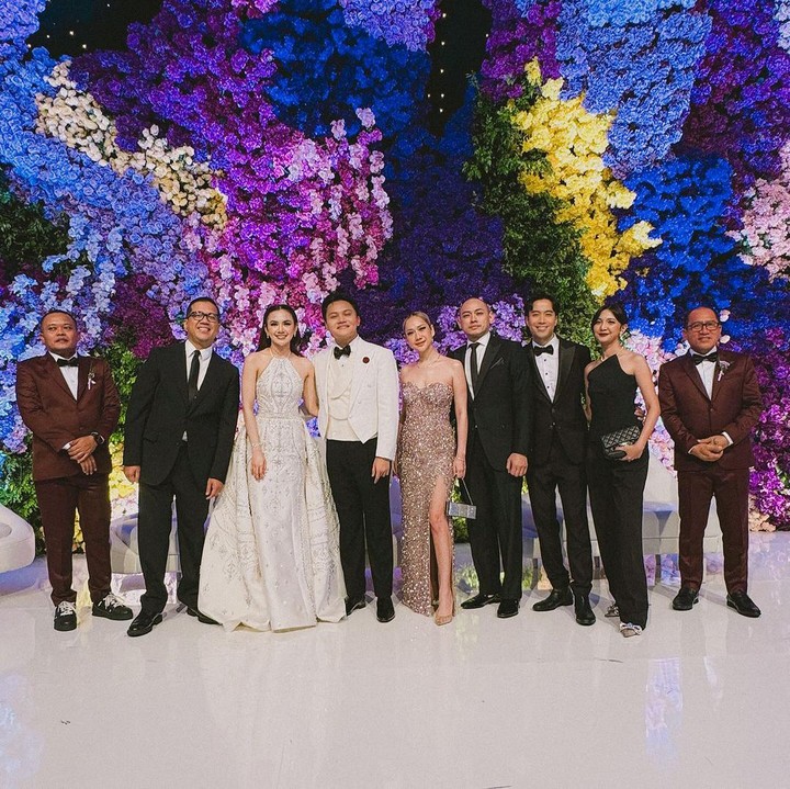 <p>Salah satu sahabat Rizky Febian dan Mahalini, Vidi Aldiano, terlihat menghadiri acara pernikahan keduanya bersama sang istri, Sheila Dara. Vidi dan Sheila sangat elegan dengan mengenakan pakaian serba hitam, Bunda. "Harinya Iky & Lini bermuara. @rizkyfbian @mahaliniraharja," kata Vidi. (Foto: Instagram: @vidialdiano)</p>