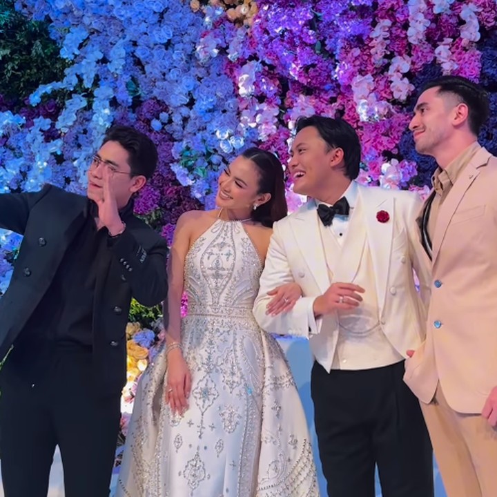 <p>Pesta pernikahan Rizky Febian dan Mahalini digelar meriah di Jakarta, Jumat (10/5/2024). Verrell Bramasta bersama sang adik, Athalla Naufal terlihat datang dalam daftar undangan. Ia berharap agar kedua mempelai selalu mendapat kebahagiaan. "Ikut senang atas hari bahagianya. Semoga cepat diberikan momongan. Aminn. Bahagia bahwa cinta bisa bersatu apapun perbedaannya," ujar Verrell. (Foto: Instagram: @bramastavrl)</p>