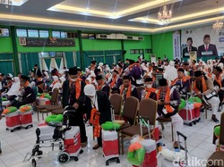Calon Jemaah Haji Kloter 1 dan 2 Masuk Asrama Haji Surabaya 21 April
