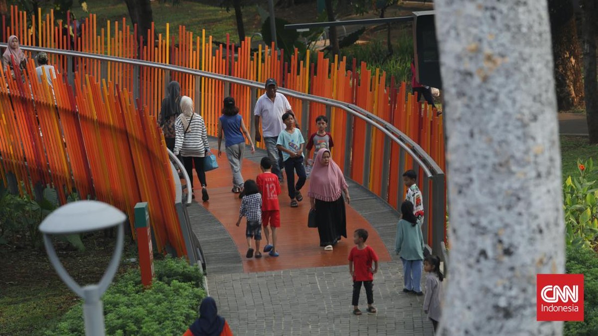 FOTO: Warga Jakarta Melepas Penat Kala Libur Panjang di Tebet Eco Park