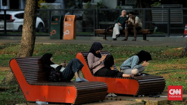 FOTO: Warga Jakarta Melepas Penat Kala Libur Panjang di Tebet Eco Park