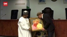 VIDEO: Tur Perdana Harry-Meghan di Nigeria, Dapat Foto Putri Diana