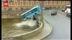 VIDEO: Detik-detik Bus di Rusia Tabrak Jembatan, Nyemplung ke Sungai