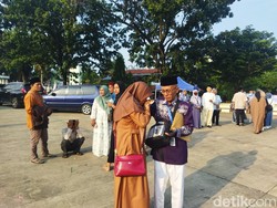 Momen Haru Keluarga Lepas Calon Jemaah di Asrama Haji Pondok Gede Jaktim