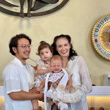 Potret Anak ke-2 Dimas Anggara & Nadine Jalani Baptis, Dipeluk Kakak Setiap Saat